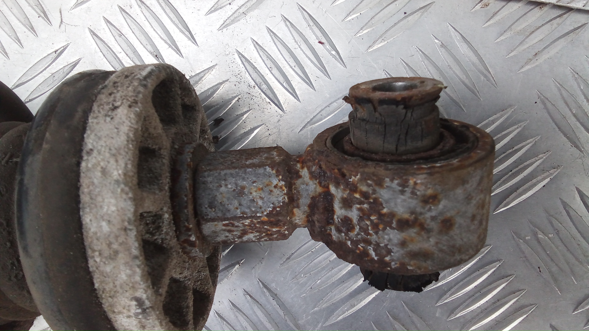 Амортизатор передний левый