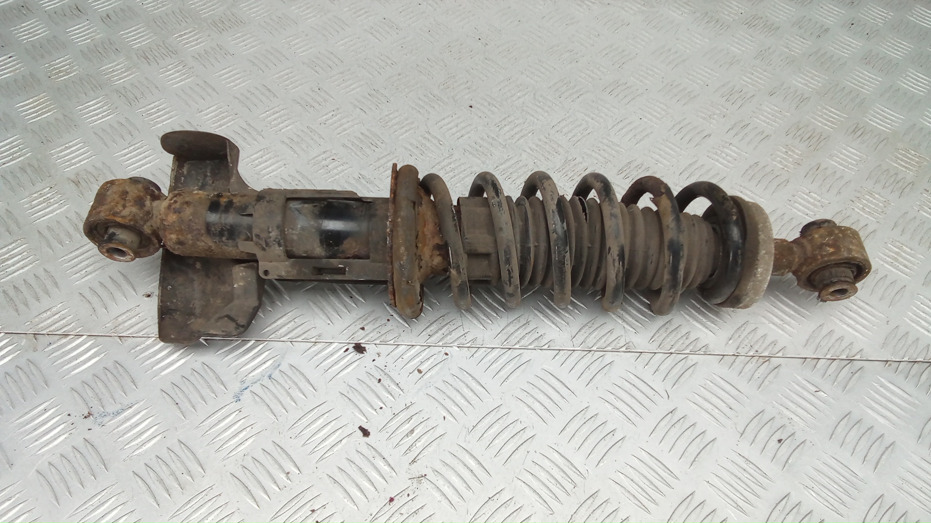 Амортизатор передний левый