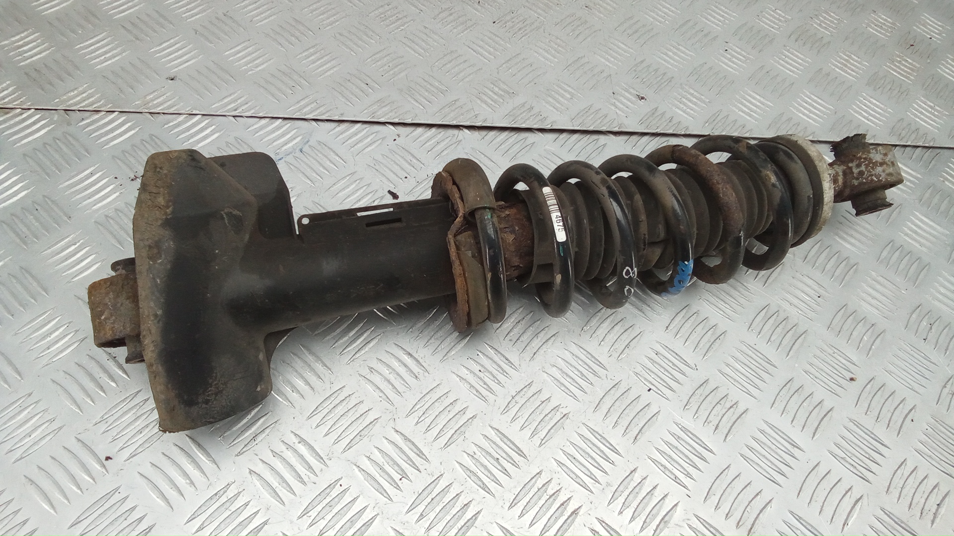 Амортизатор передний левый