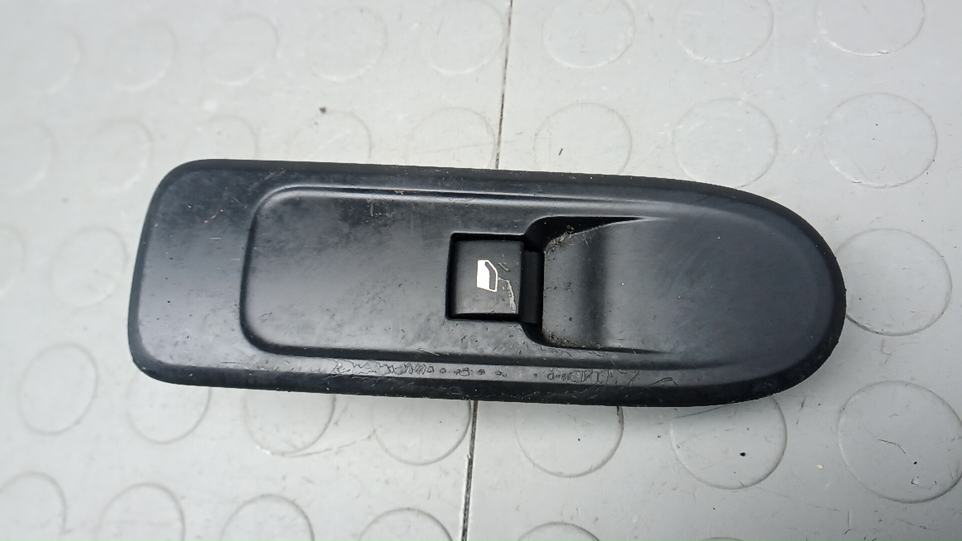 Кнопка стеклоподъемника