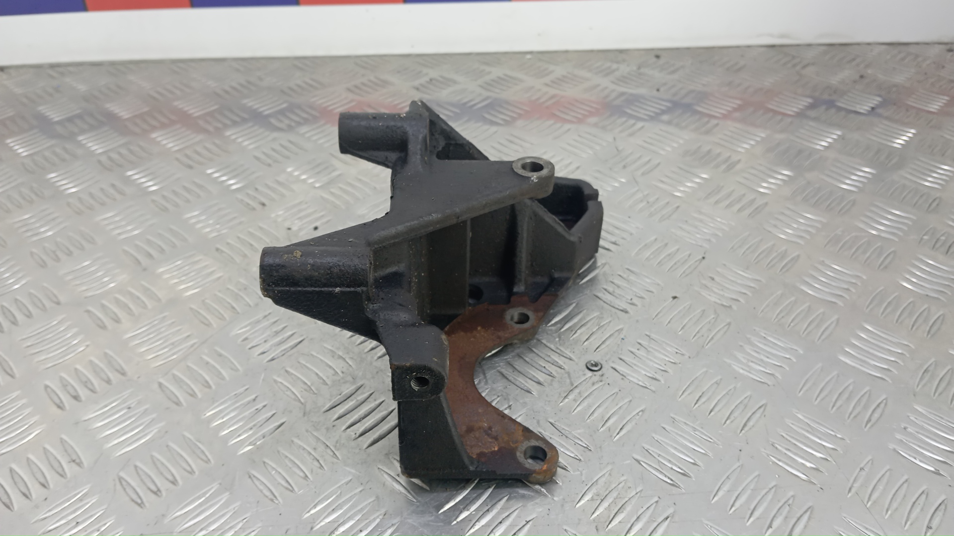 Кронштейн двигателя