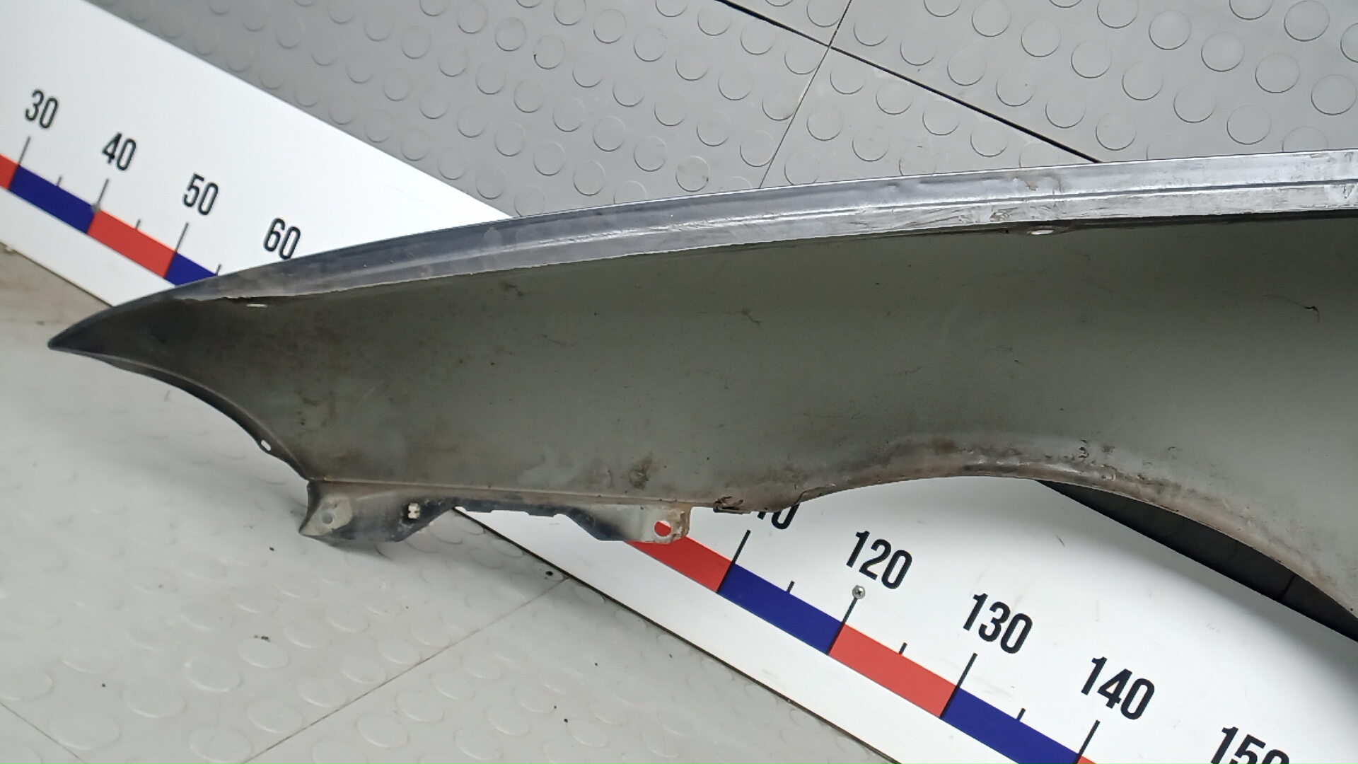 Крыло переднее правое