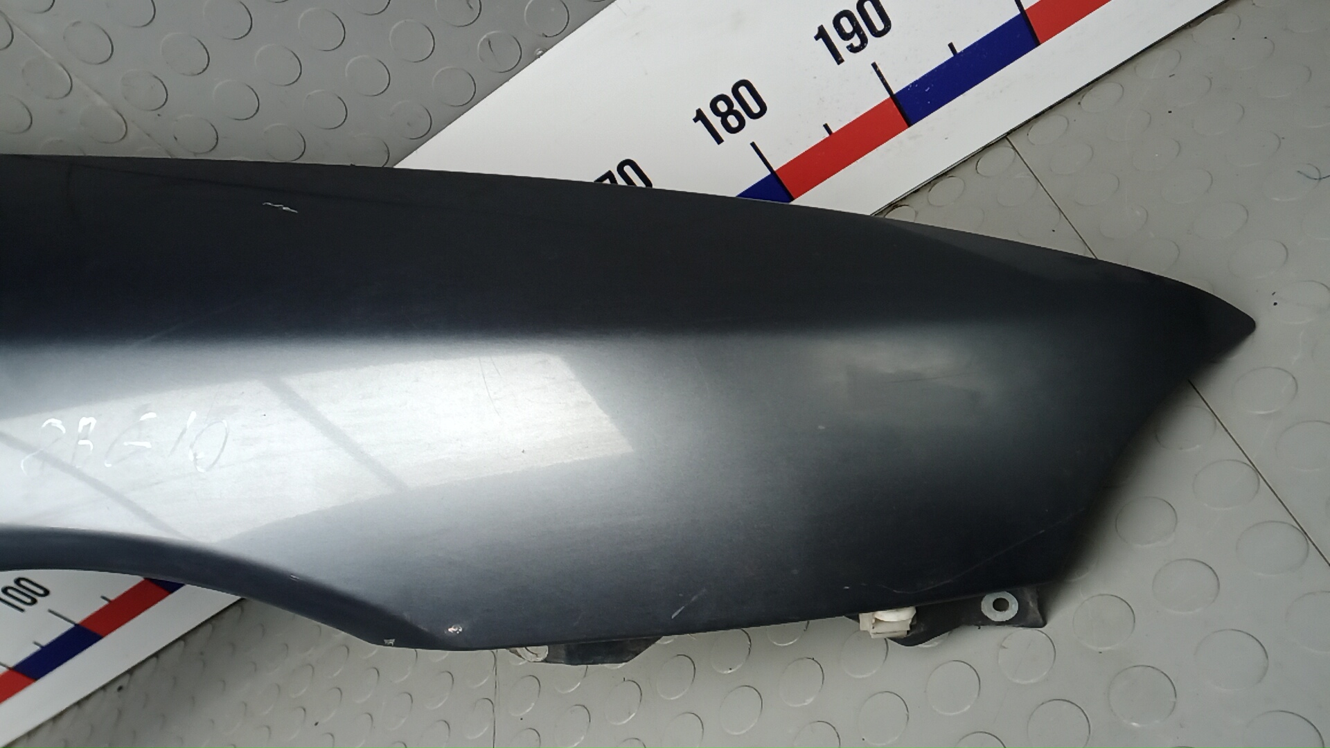 Крыло переднее правое