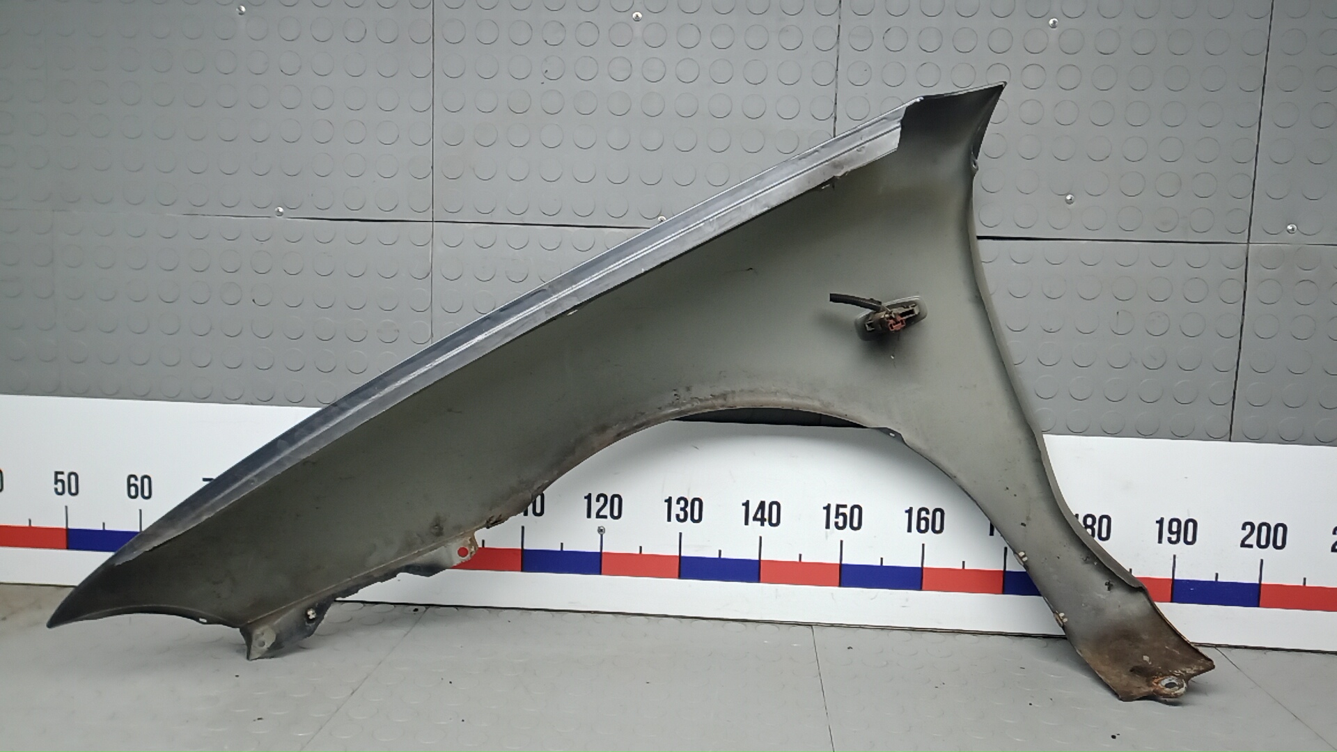 Крыло переднее правое