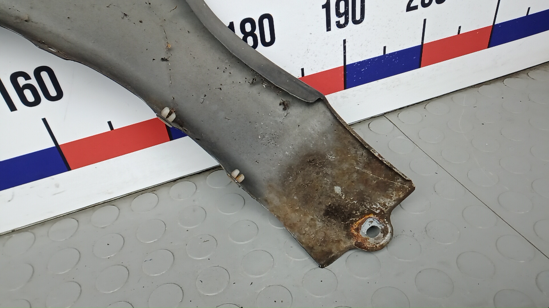 Крыло переднее правое