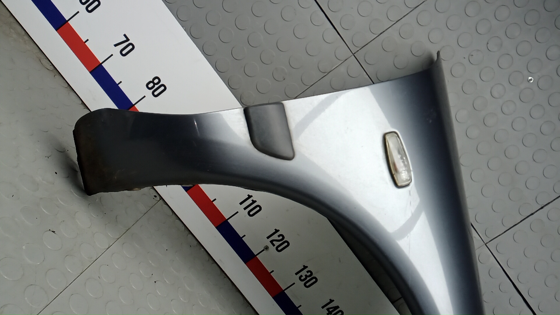 Крыло переднее правое