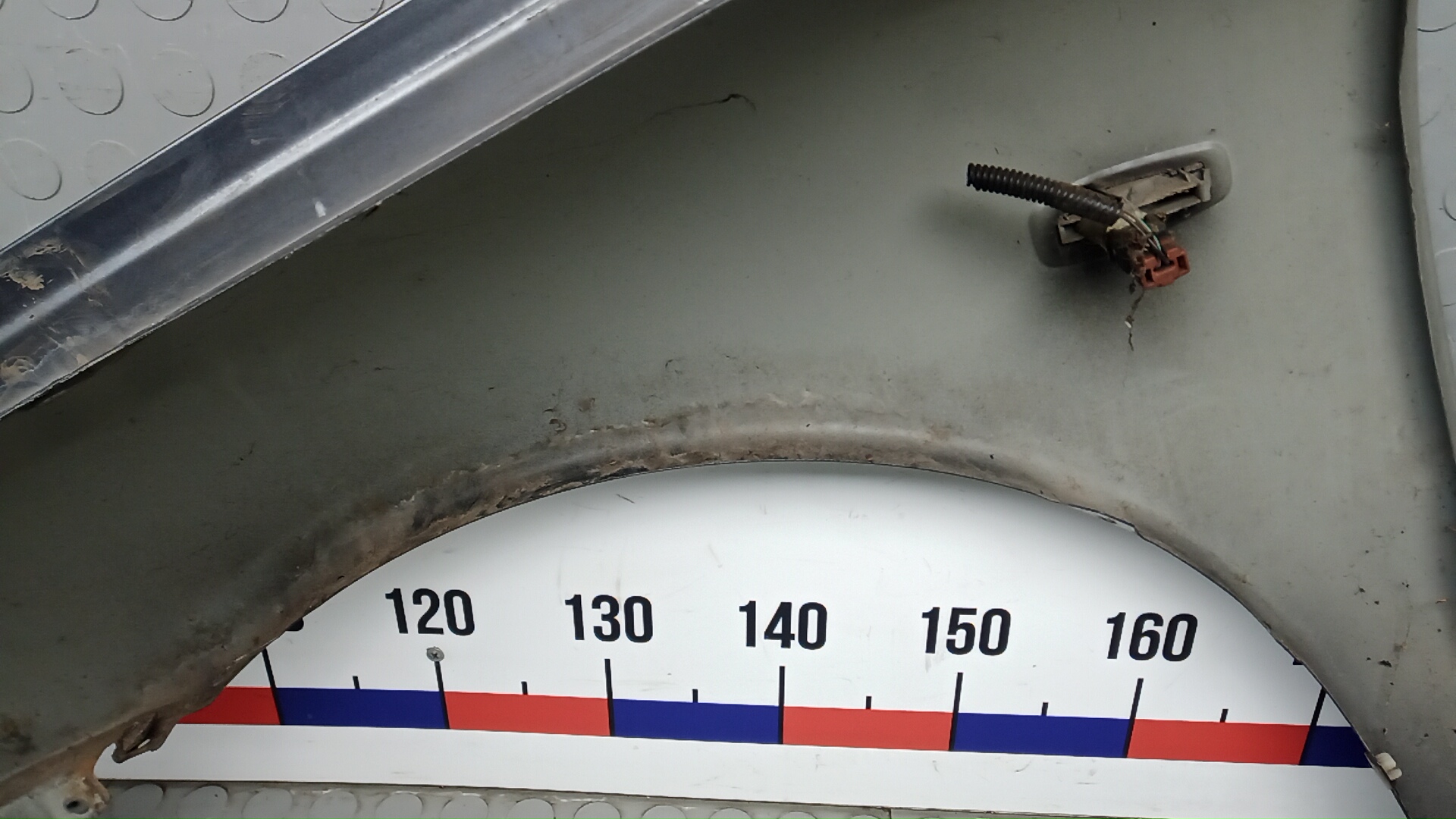 Крыло переднее правое