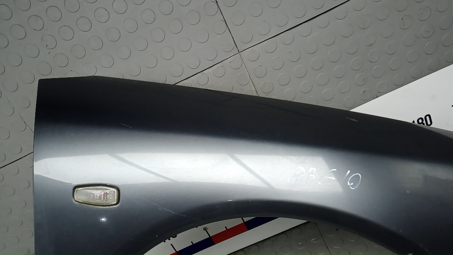 Крыло переднее правое