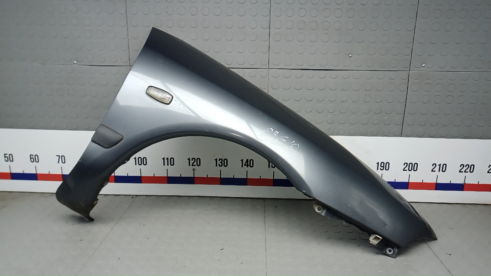 Крыло переднее правое