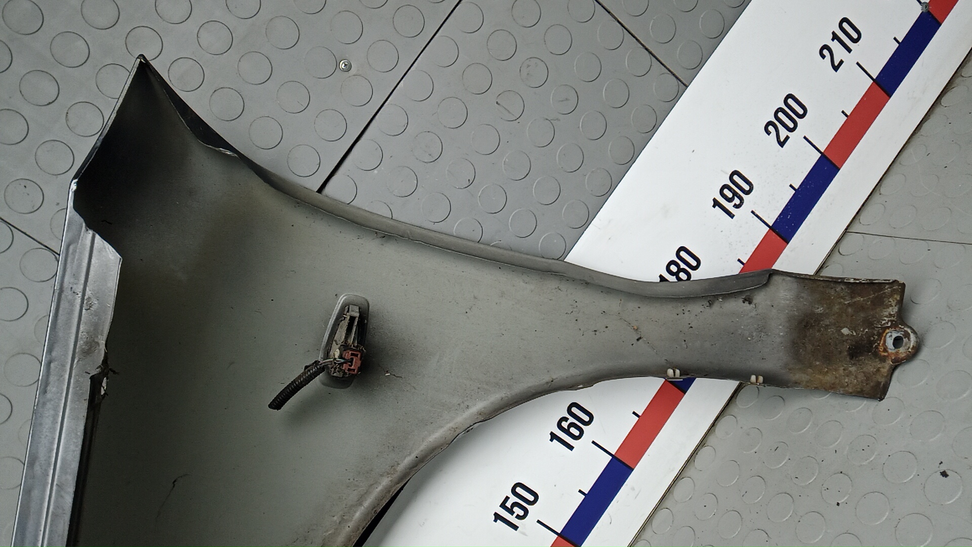 Крыло переднее правое