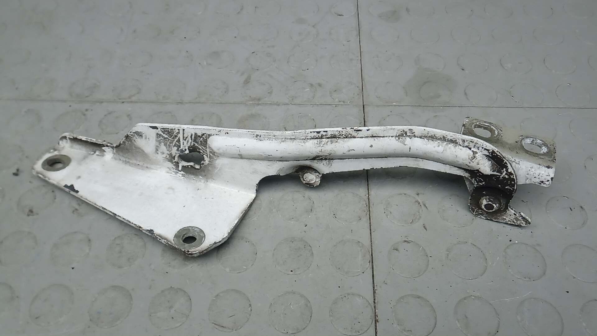 Петля капота