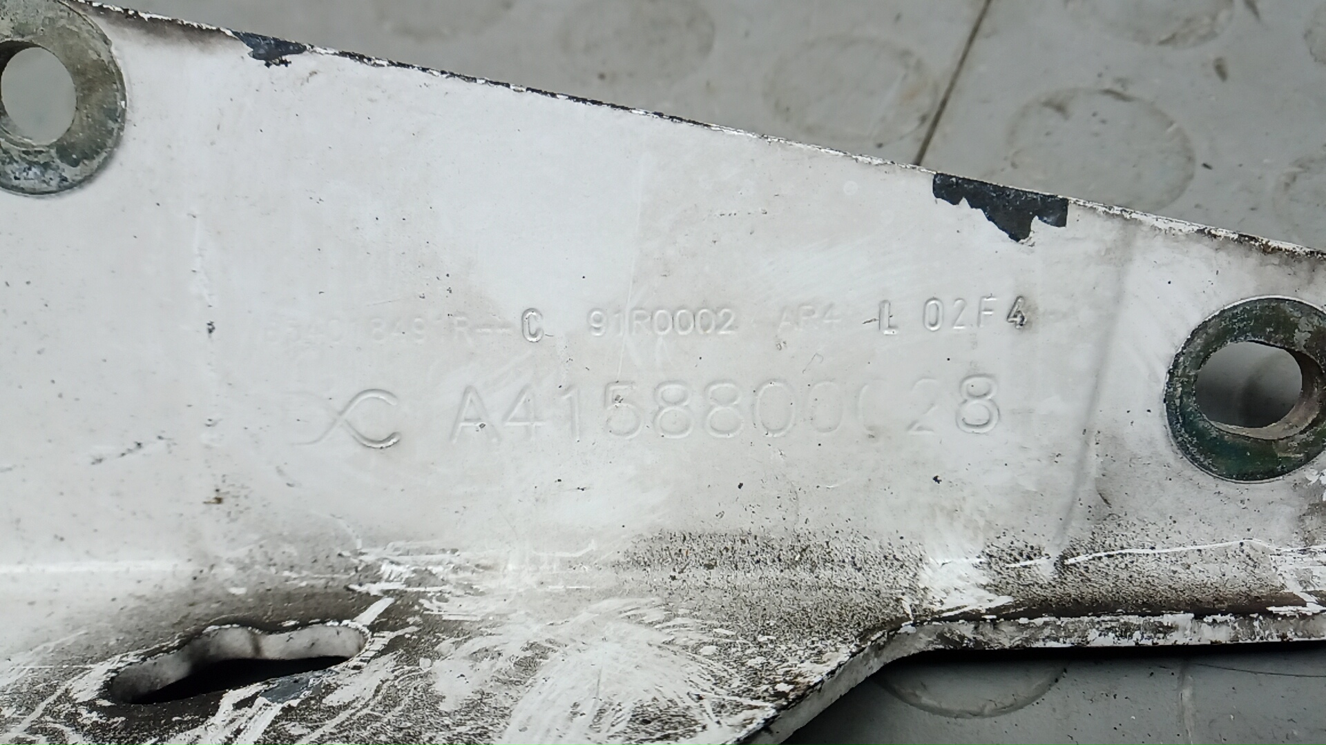 Петля капота