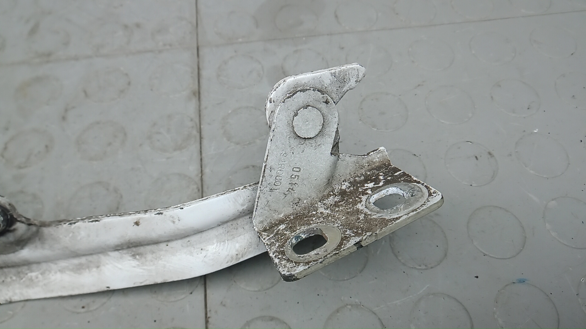 Петля капота