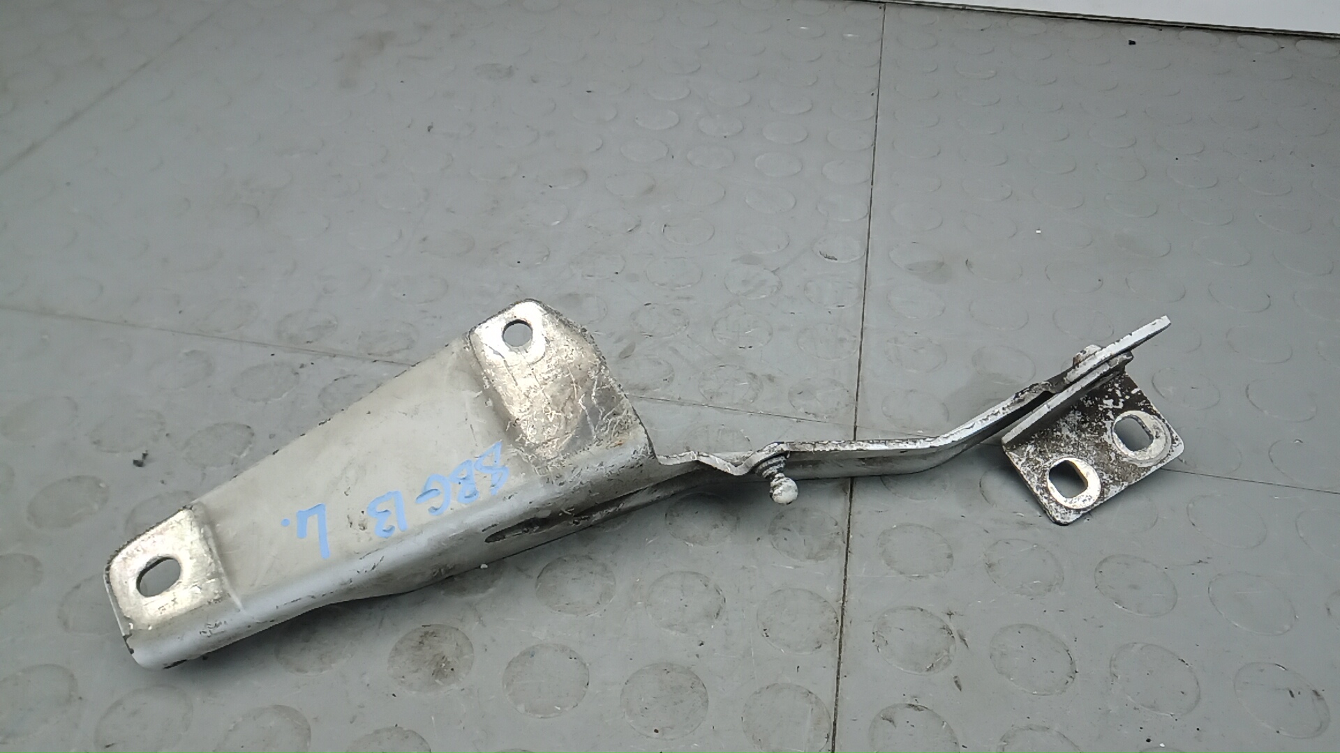 Петля капота