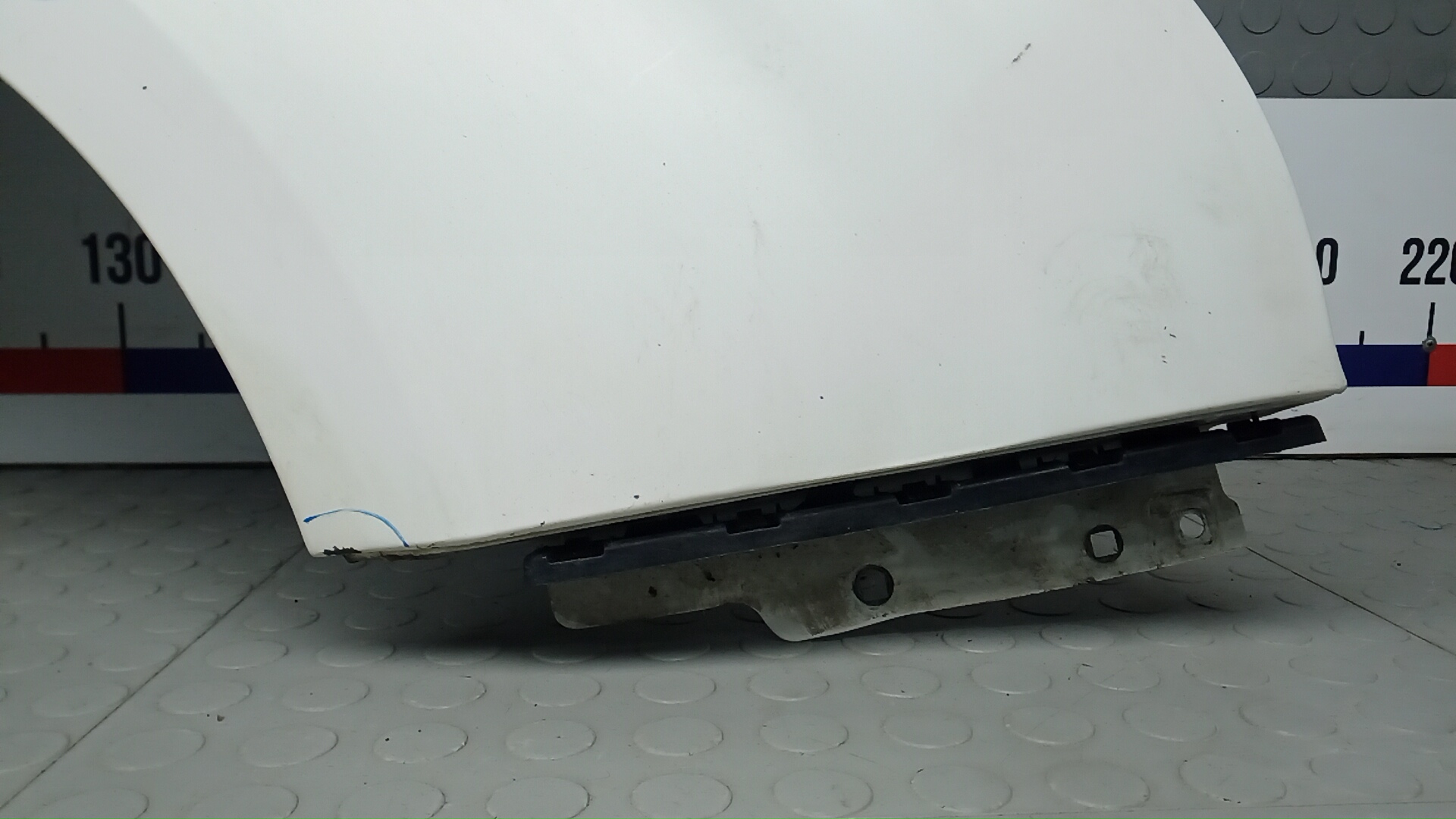 Крыло переднее правое