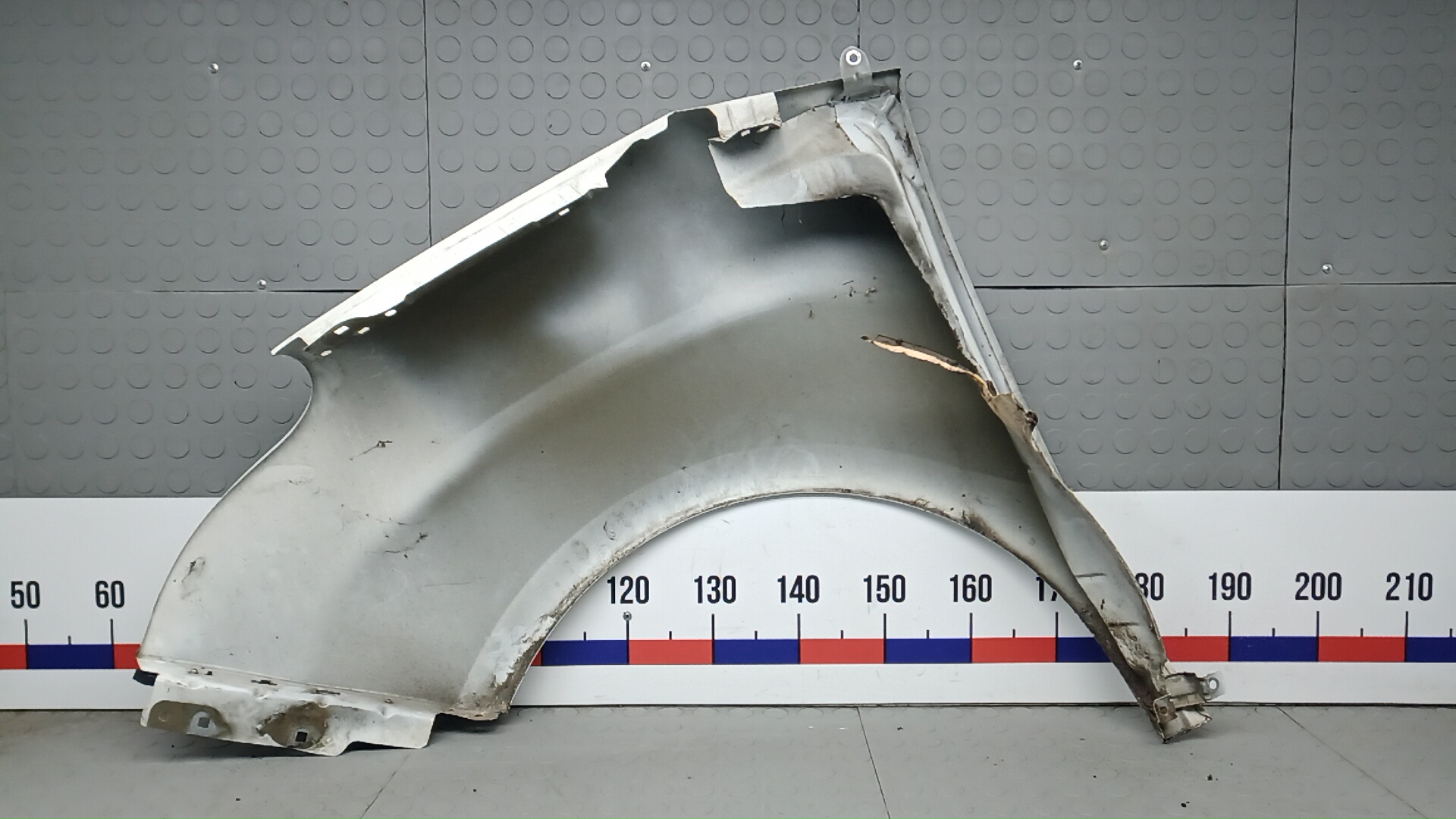 Крыло переднее правое