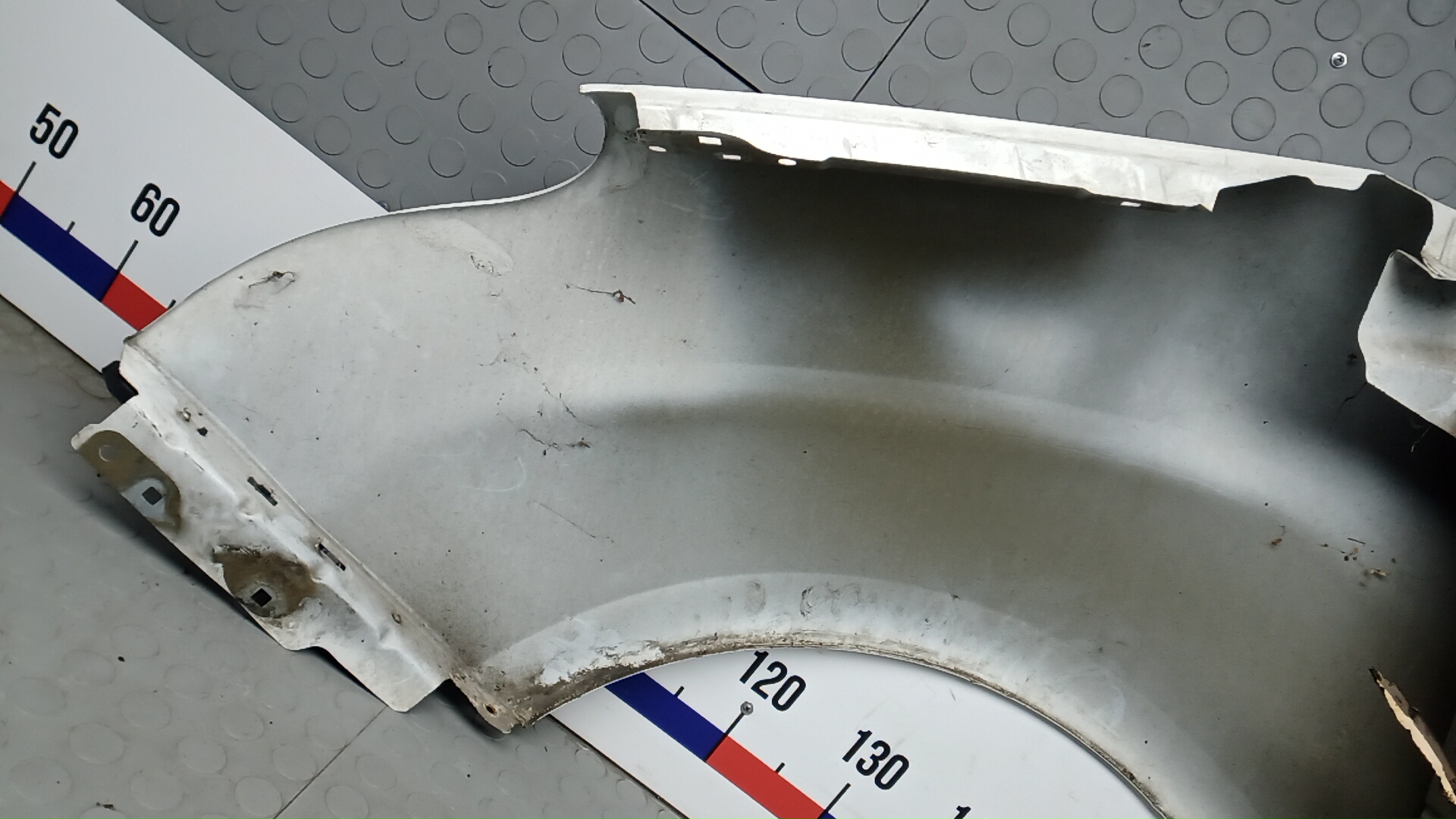 Крыло переднее правое