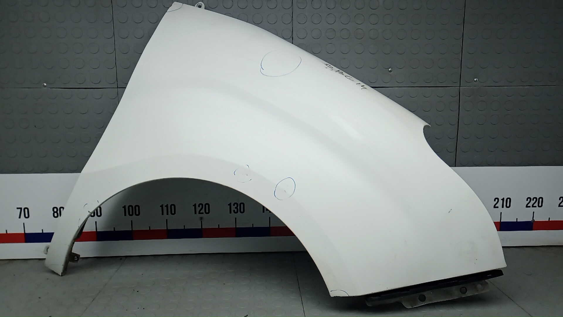 Крыло переднее правое