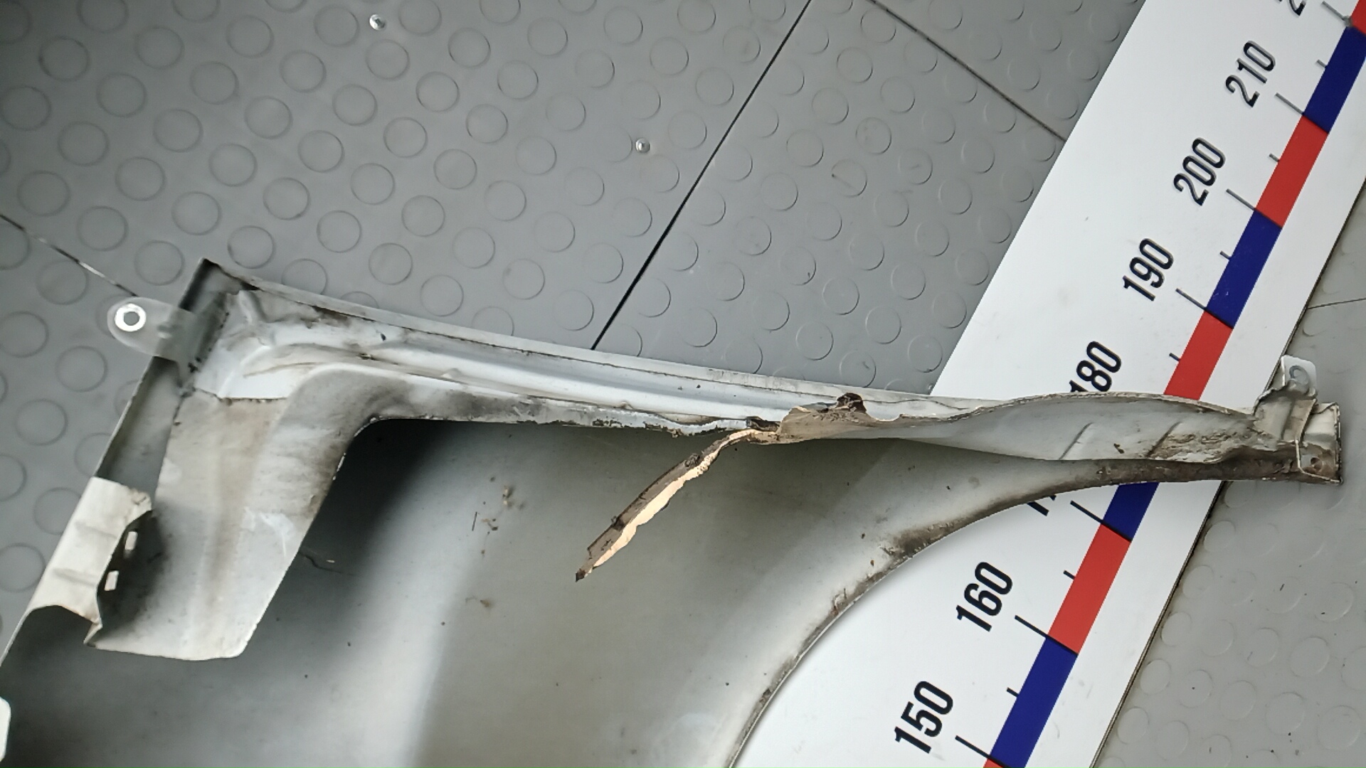 Крыло переднее правое