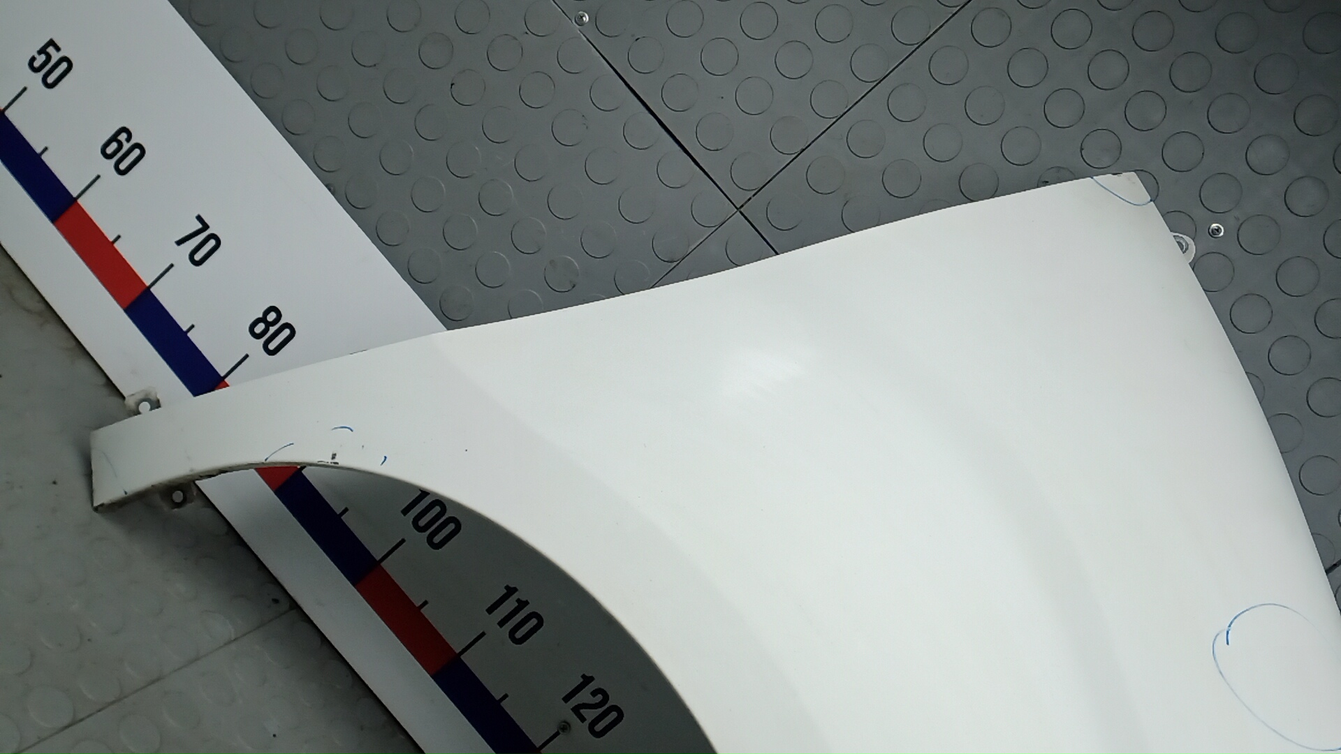 Крыло переднее правое