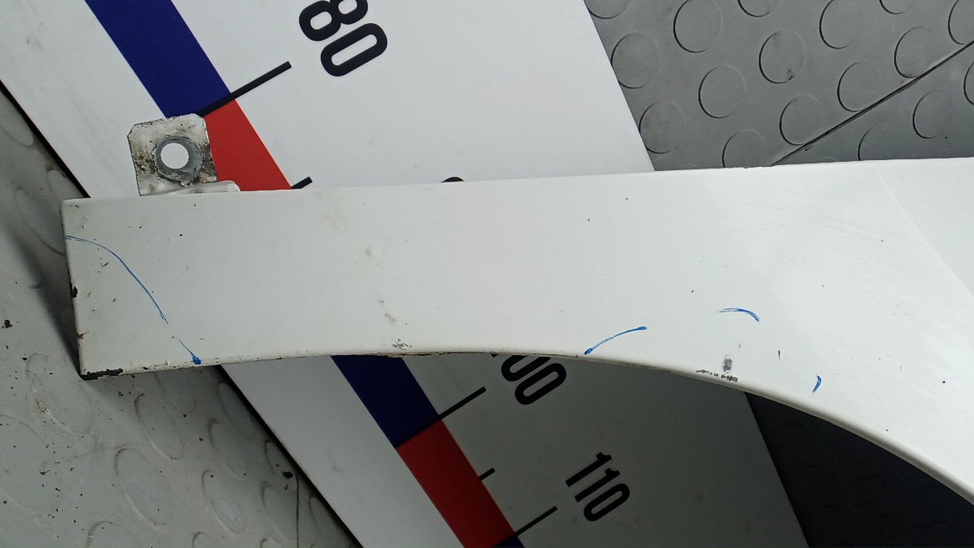 Крыло переднее правое