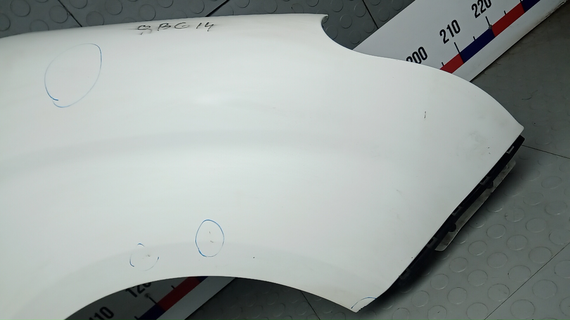 Крыло переднее правое