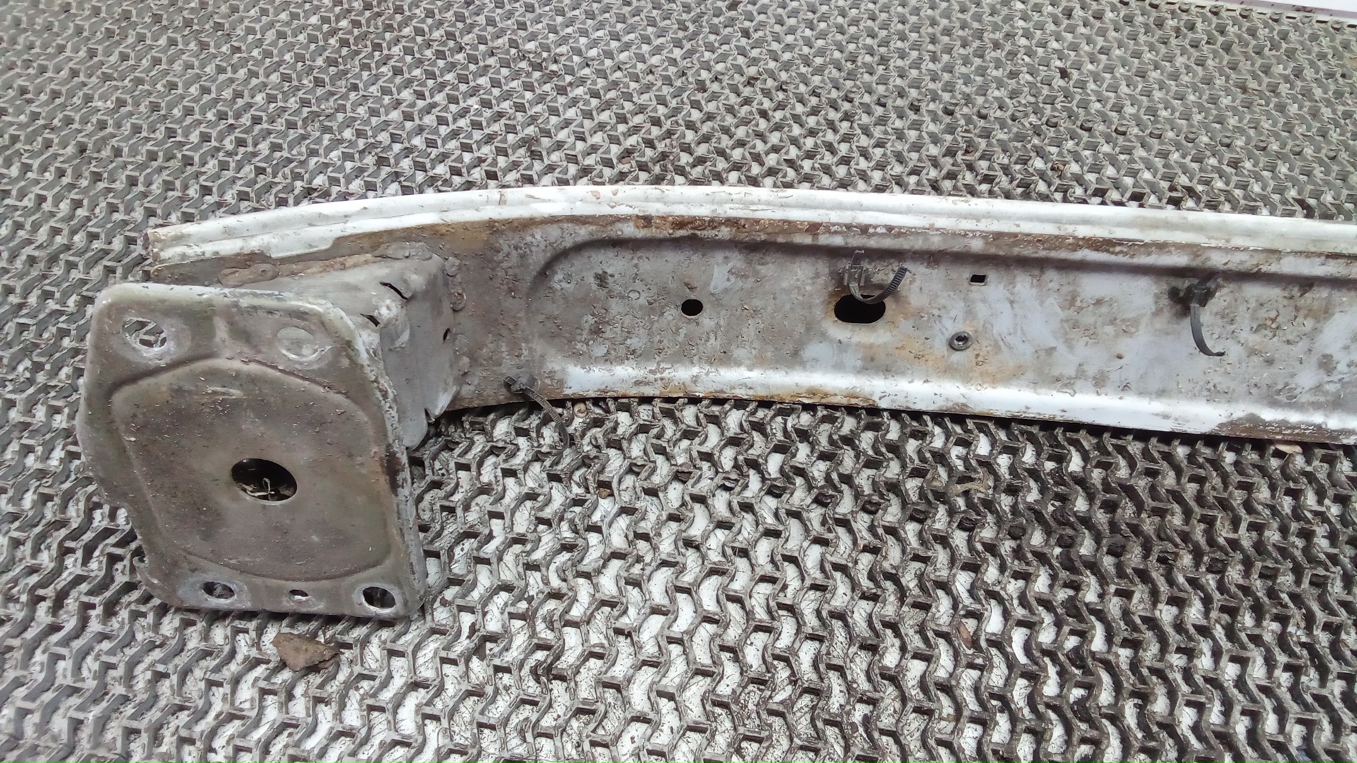 Кронштейн усилителя переднего бампера