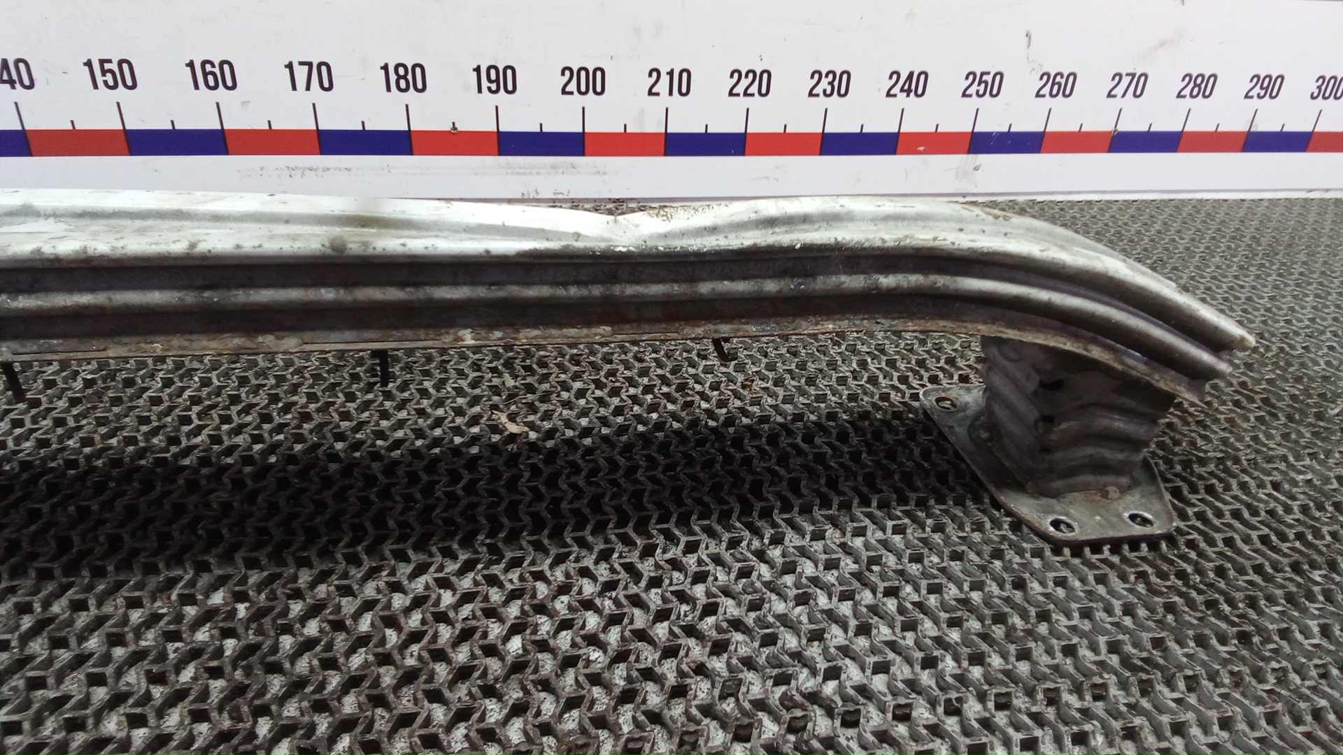 Кронштейн усилителя переднего бампера