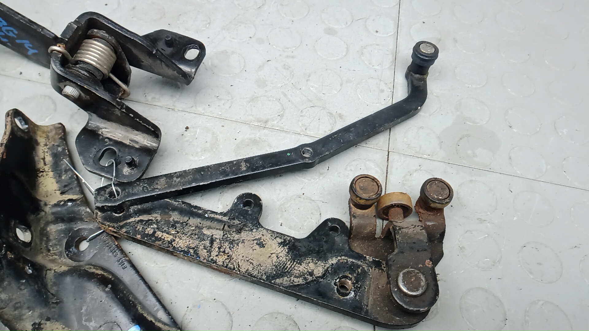 Петля двери