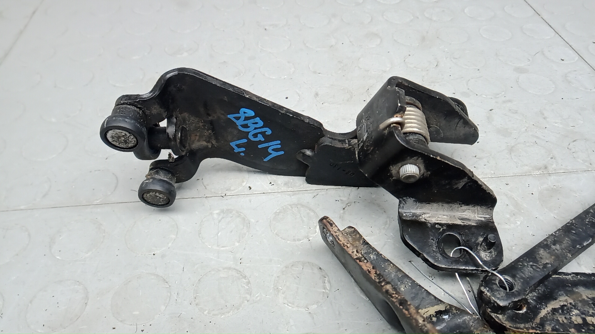 Петля двери