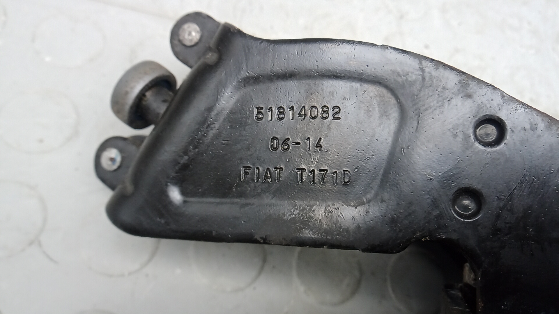 Петля двери