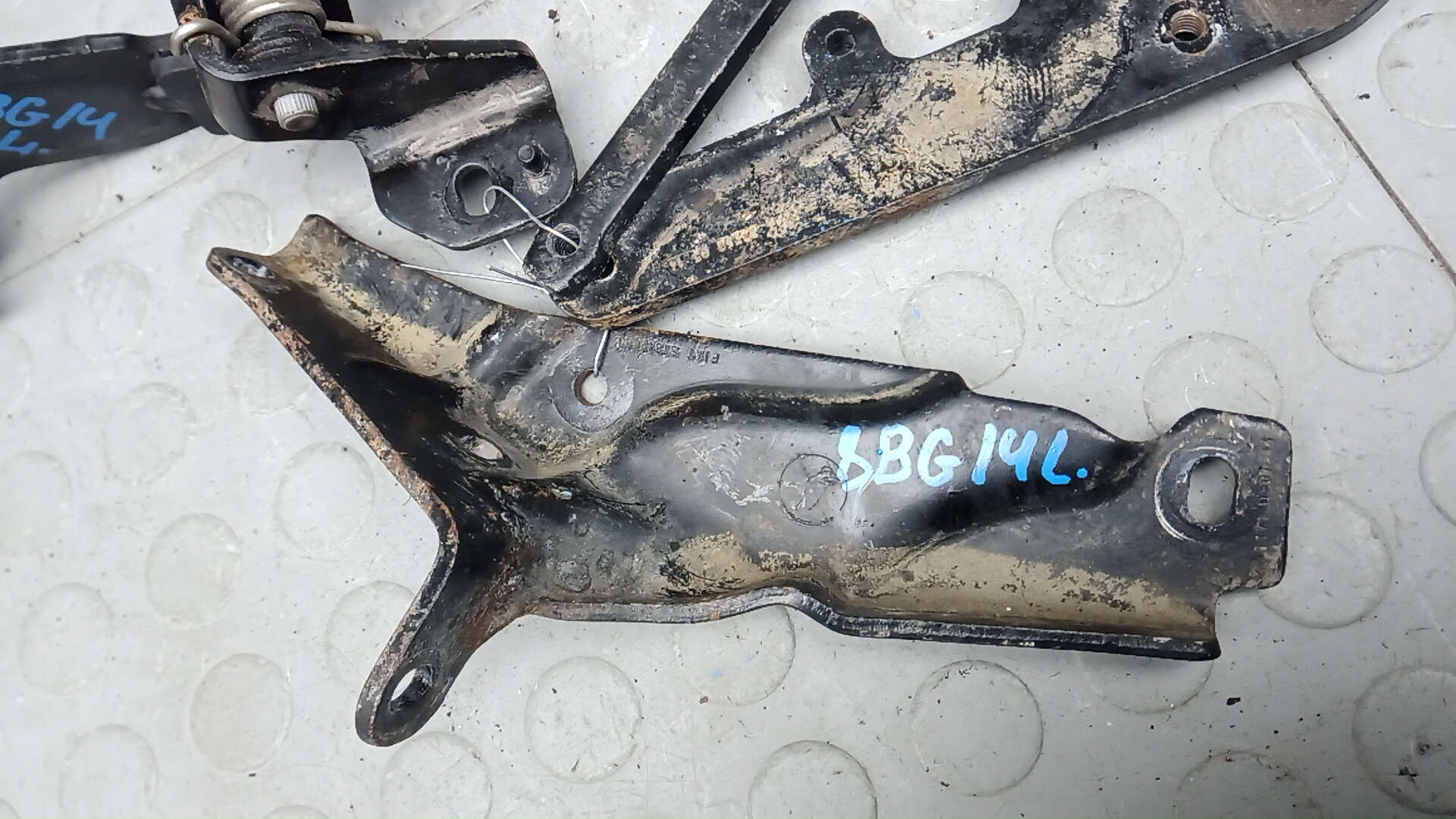 Петля двери