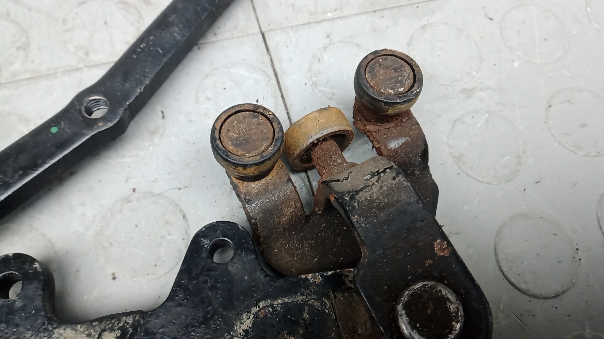 Петля двери