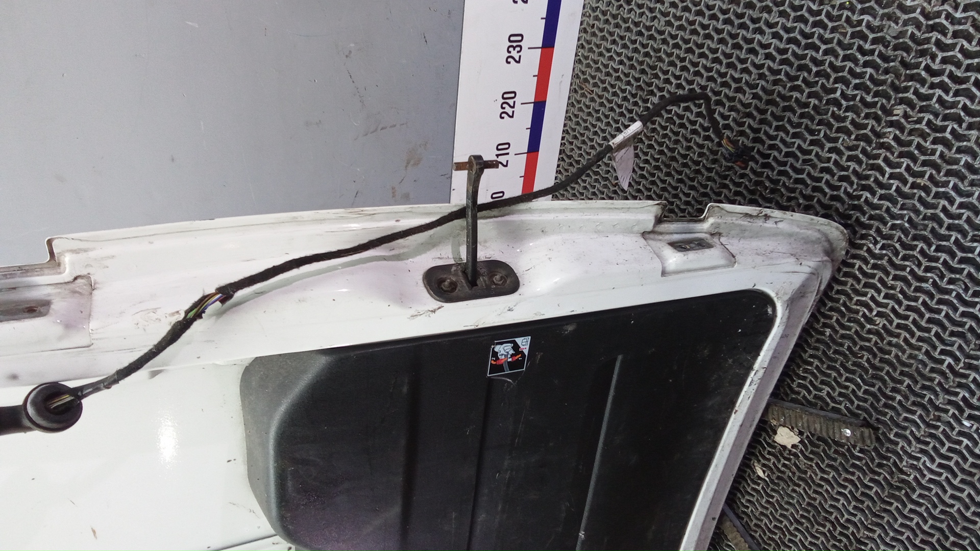 Дверь багажника левая