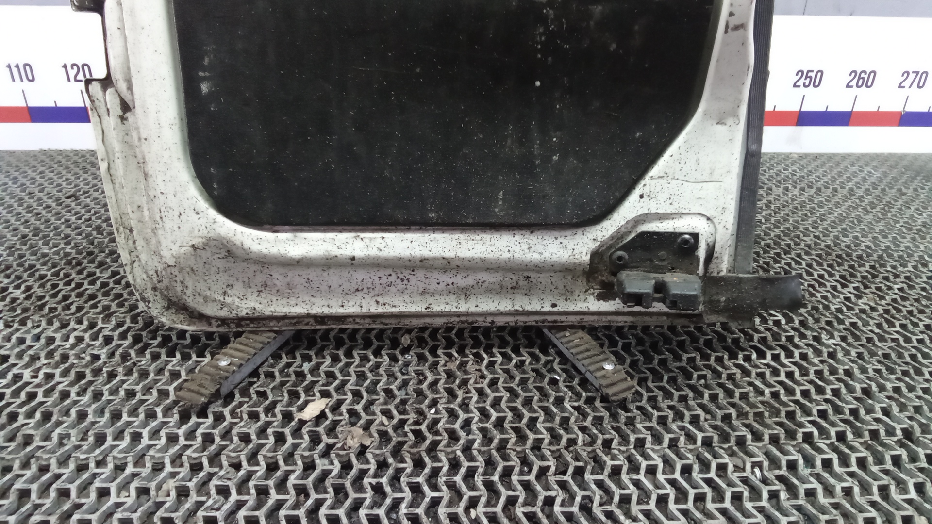 Дверь багажника правая