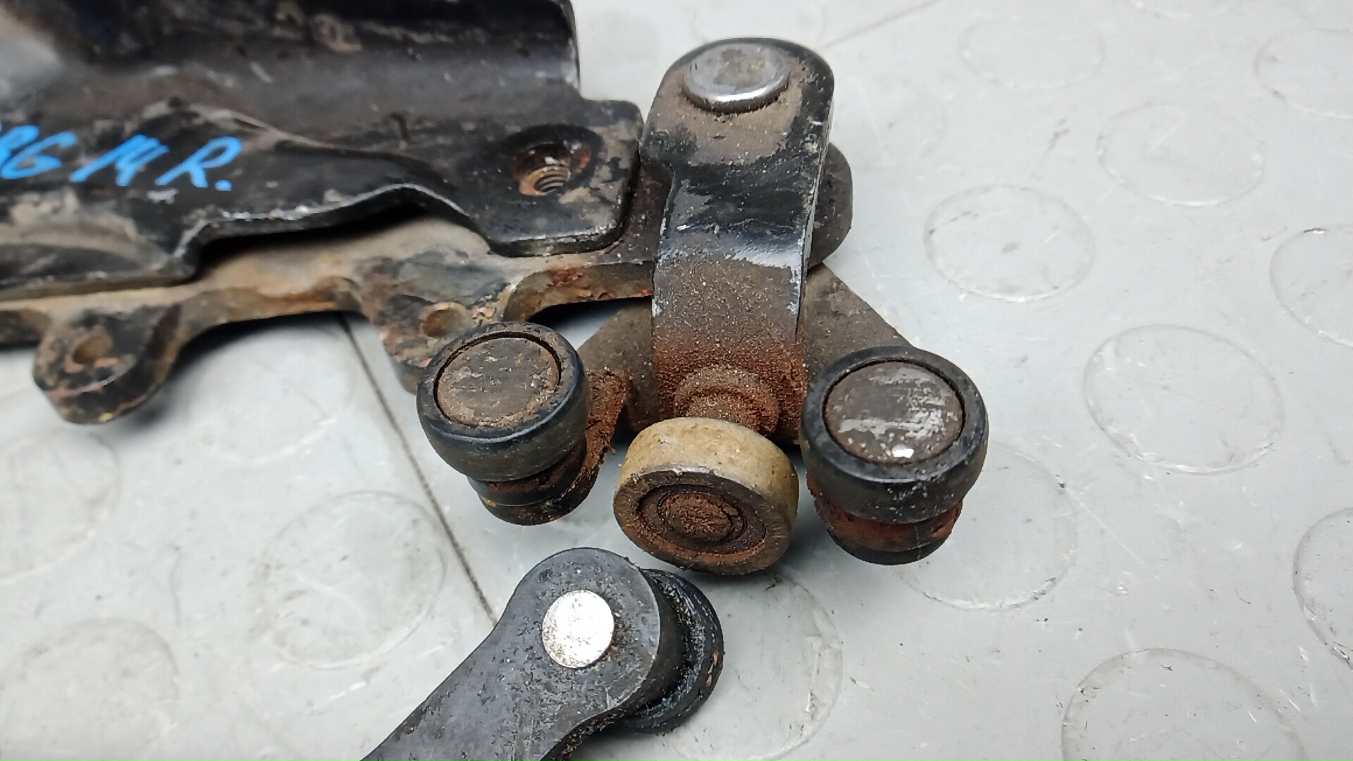 Петля двери