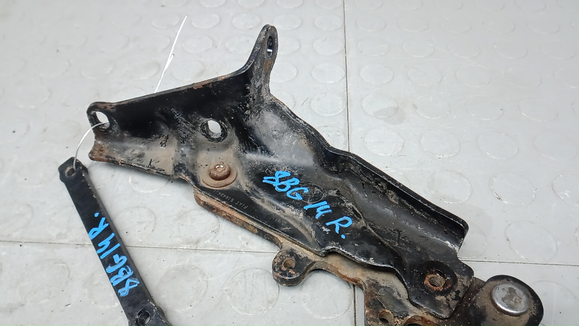 Петля двери