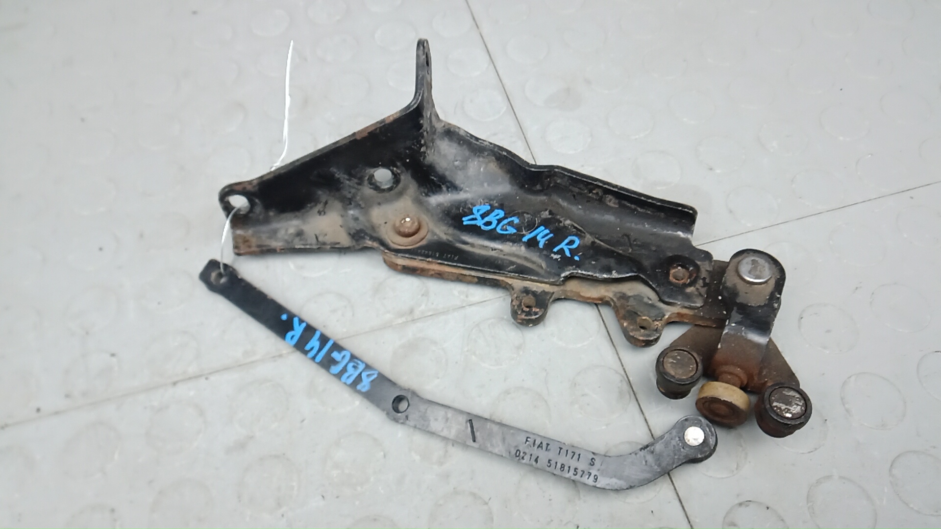 Петля двери