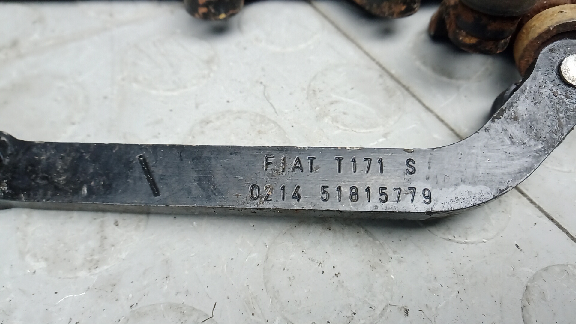 Петля двери