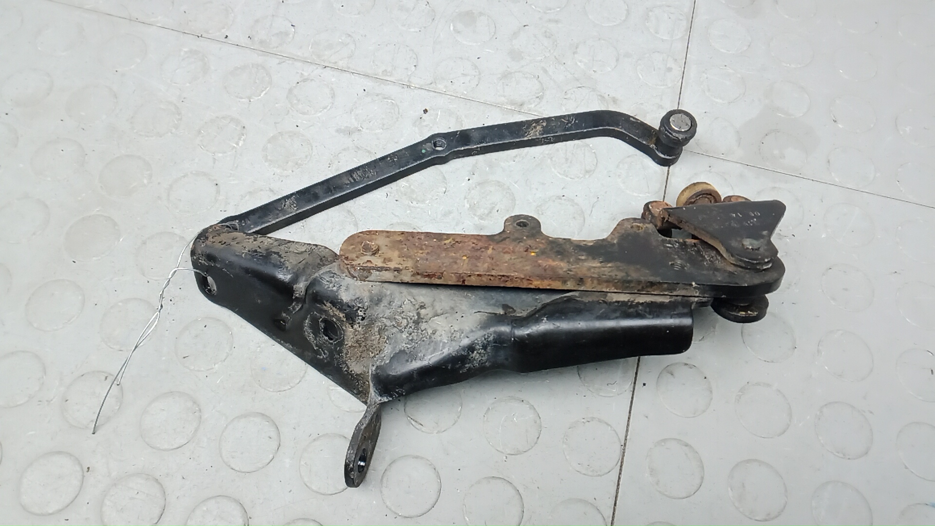 Петля двери