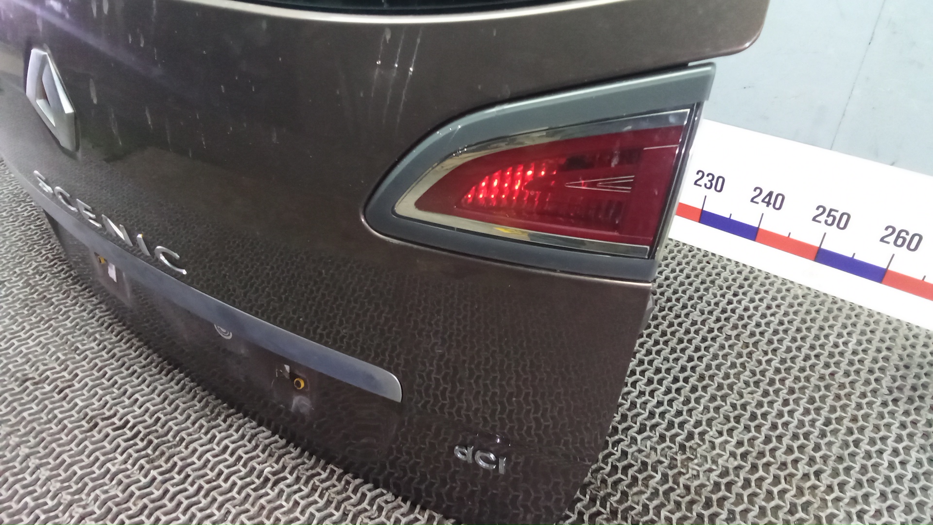 Дверь багажника