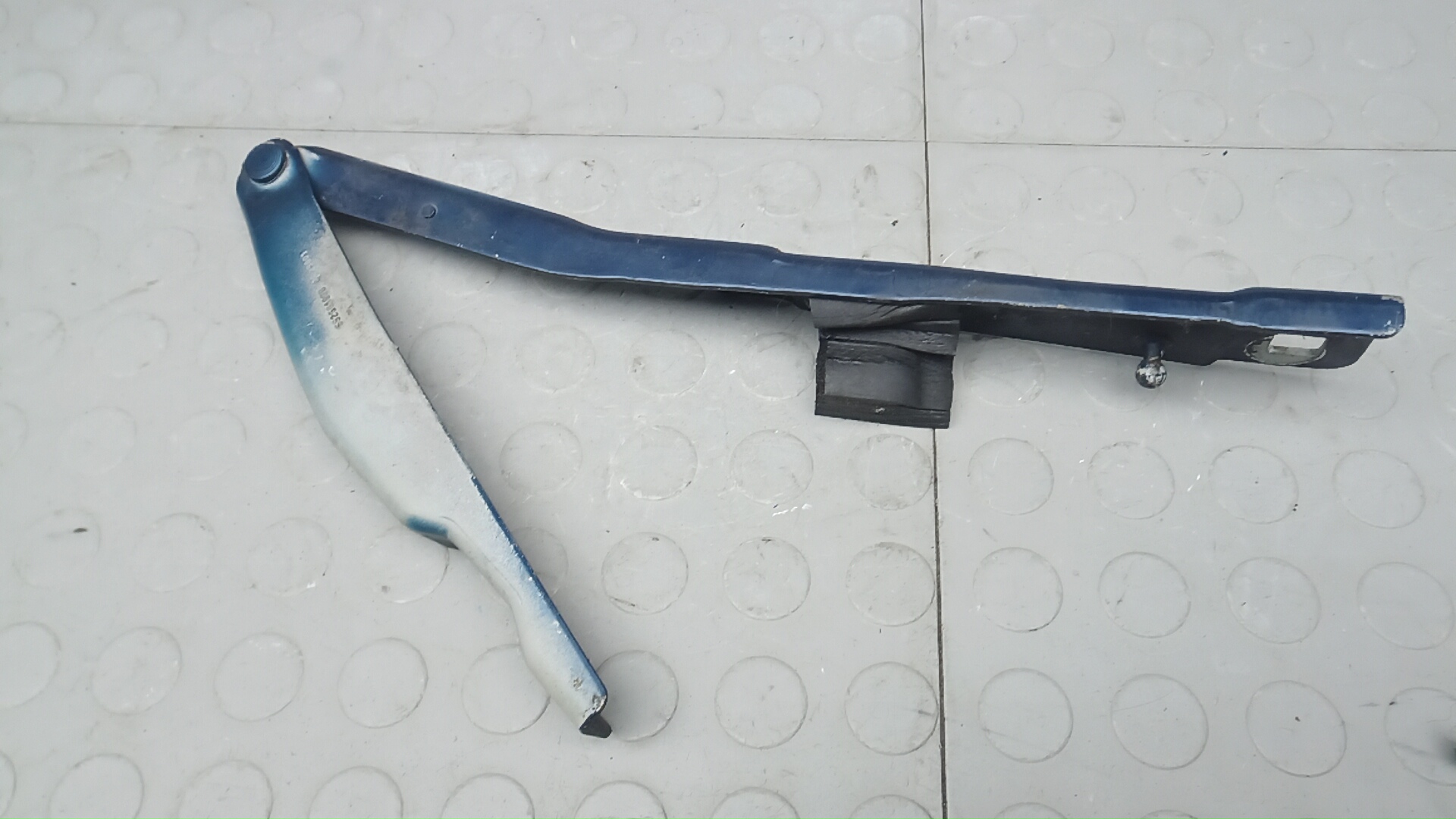 Петля капота