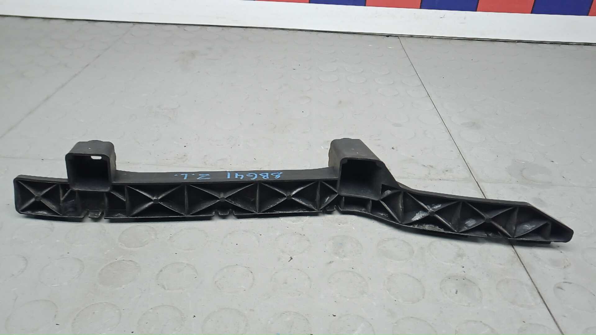 Кронштейн заднего бампера