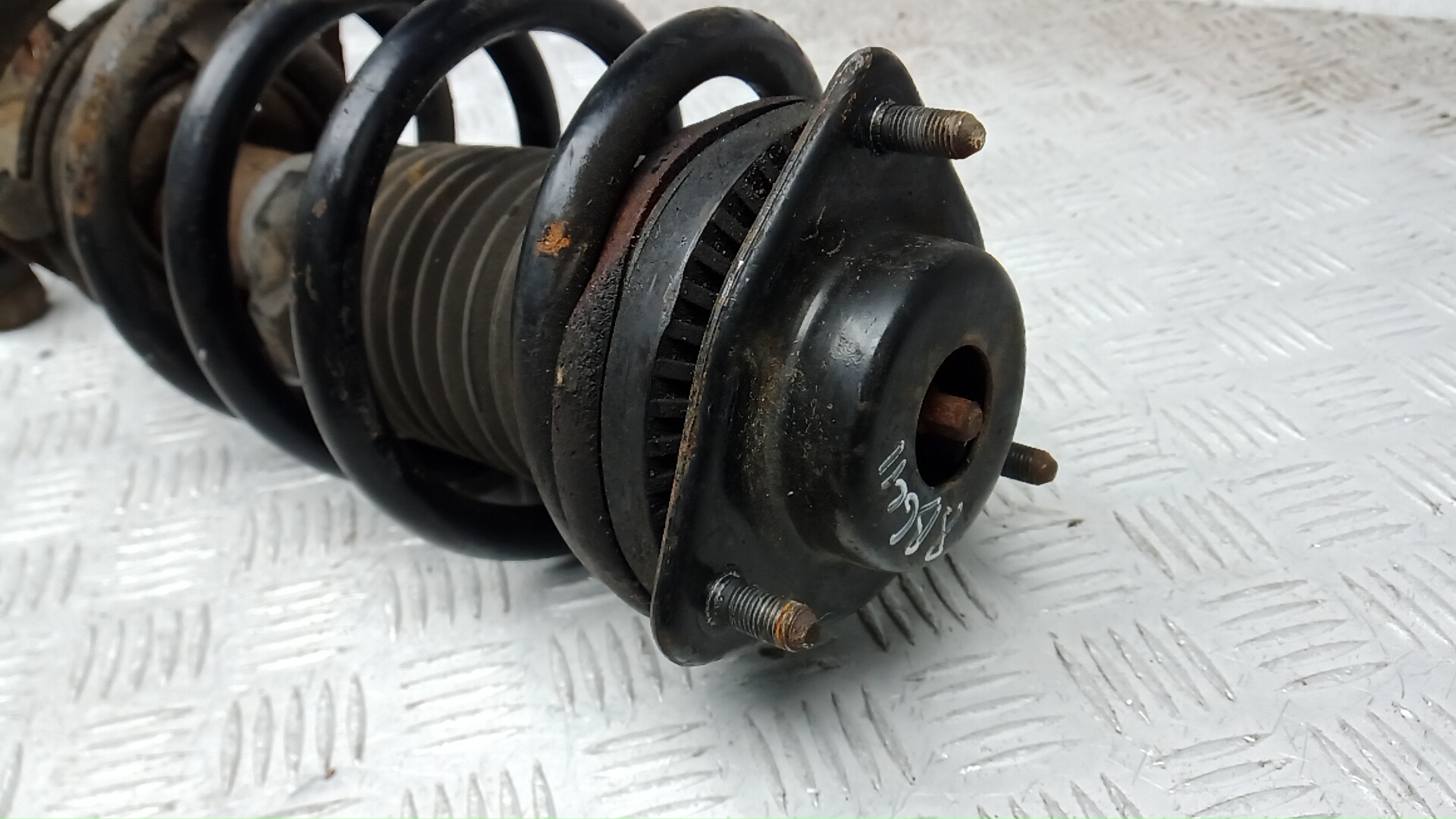 Амортизатор передний левый