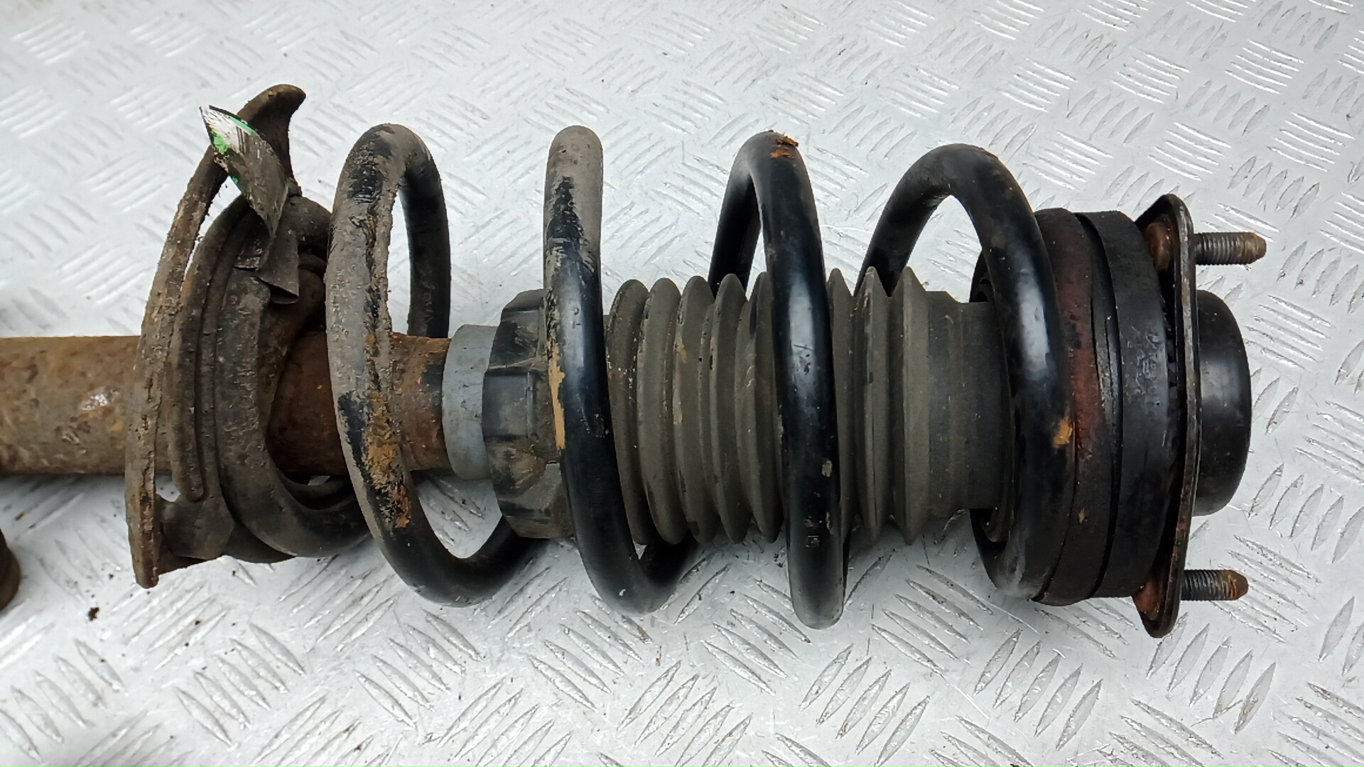 Амортизатор передний левый