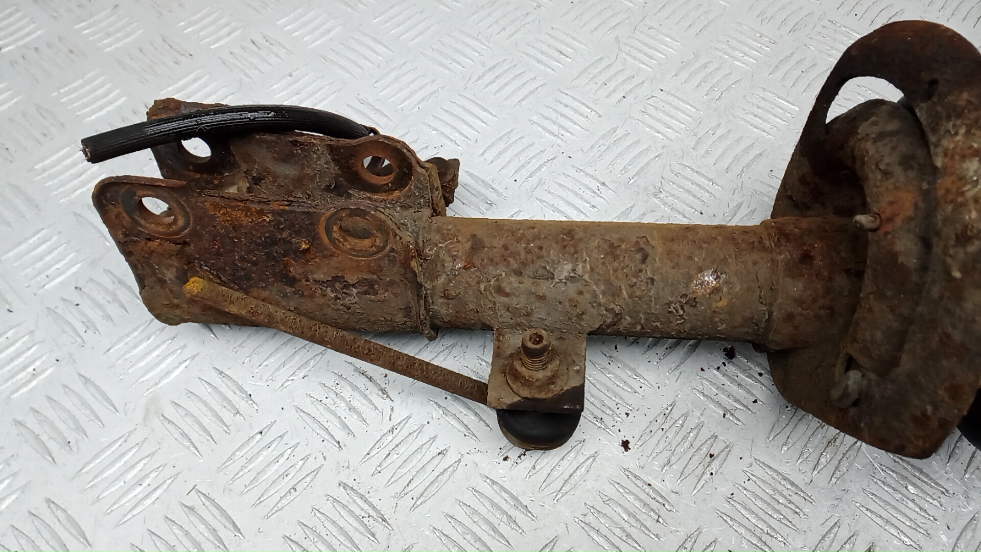 Амортизатор передний левый