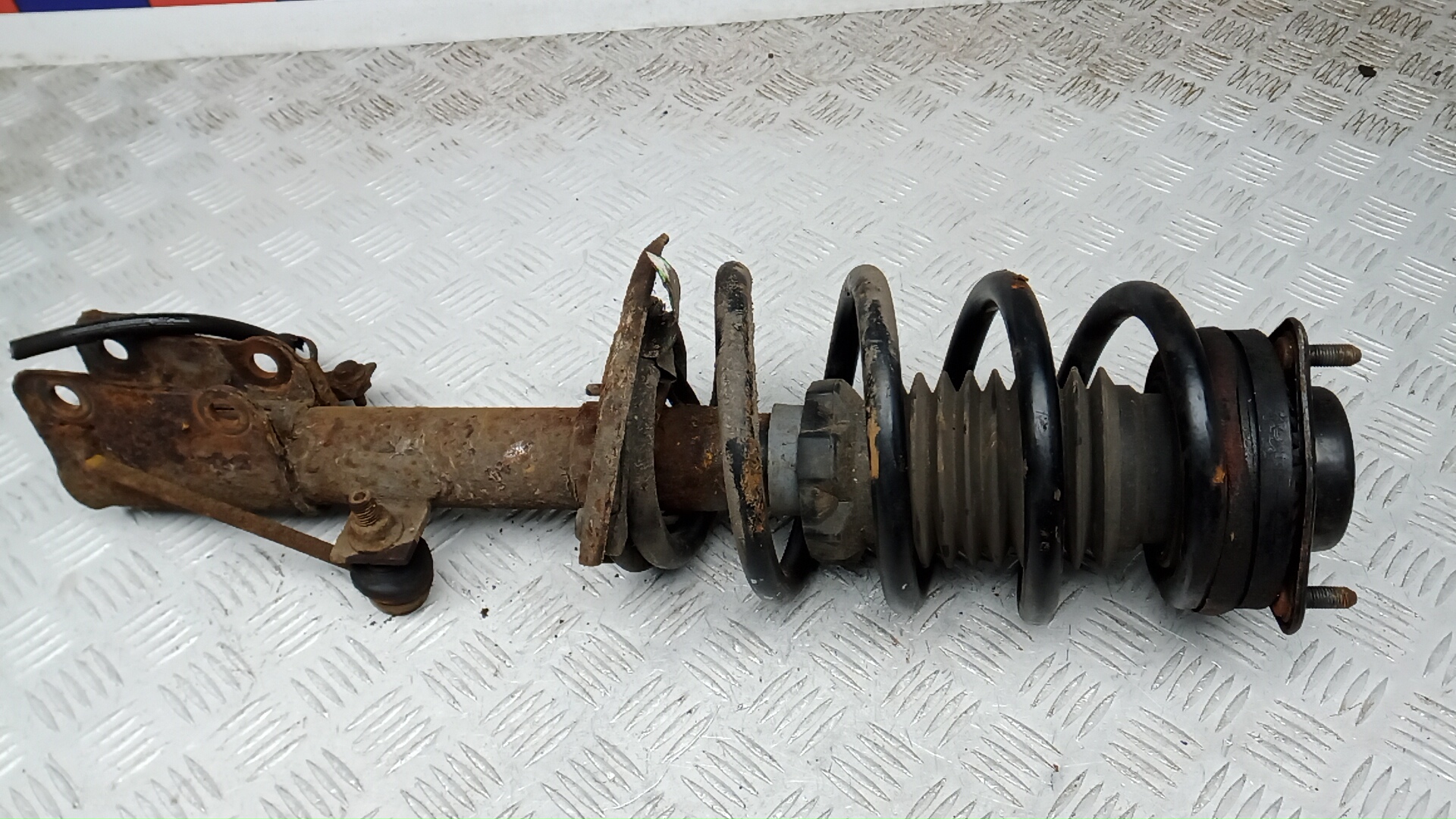 Амортизатор передний левый