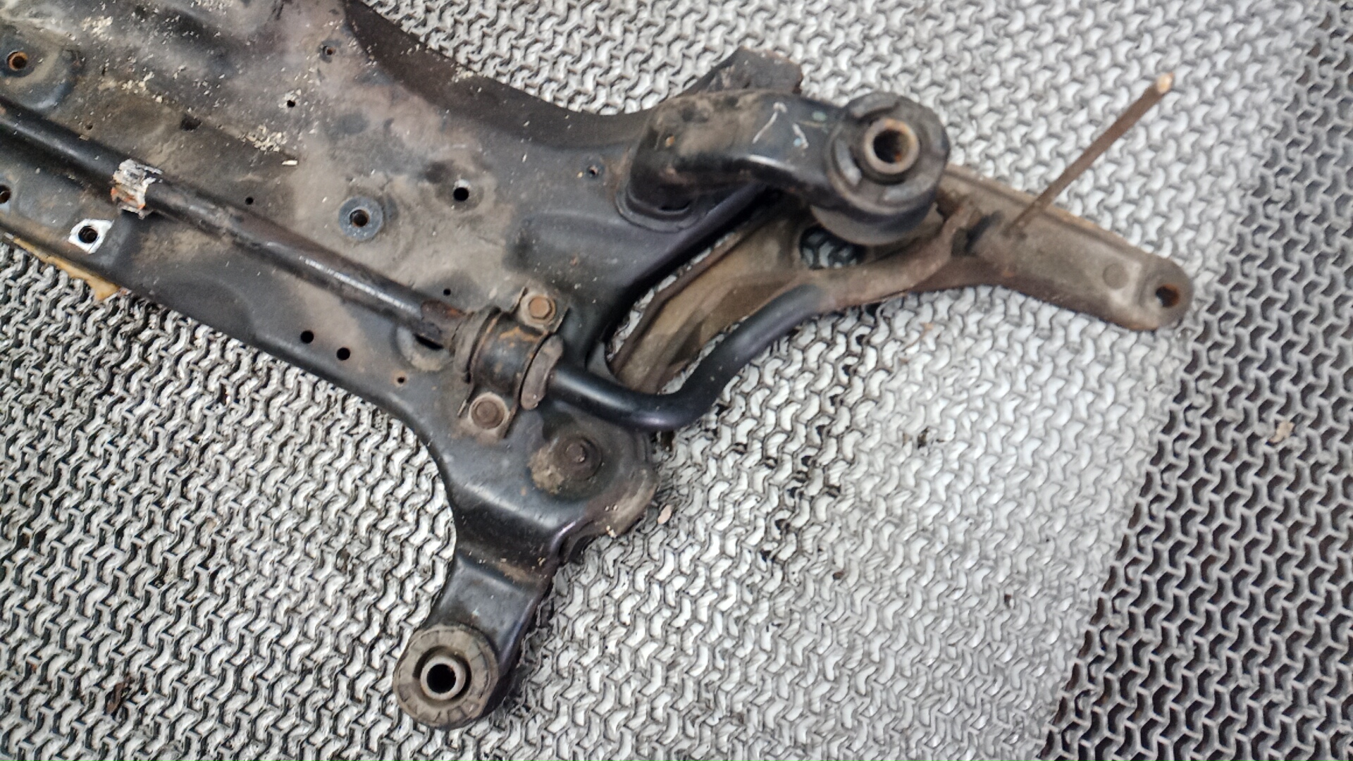 Балка передняя (крепление продольных тяг)