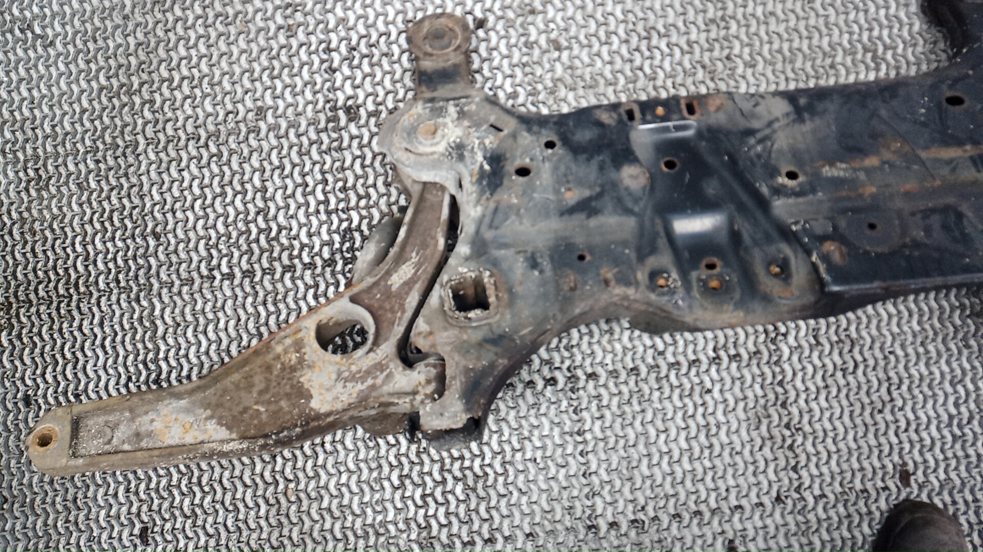 Балка передняя (крепление продольных тяг)