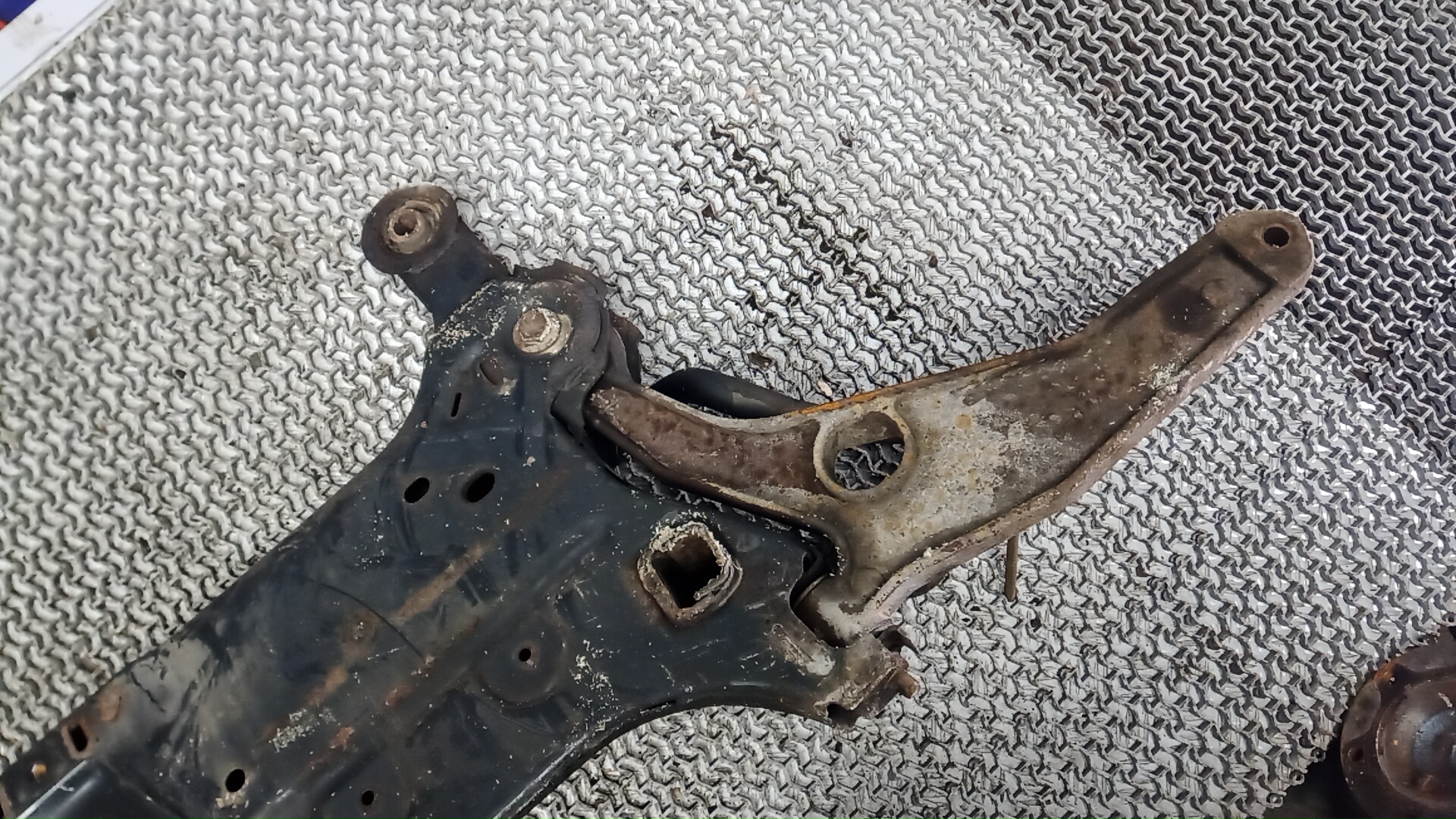 Балка передняя (крепление продольных тяг)